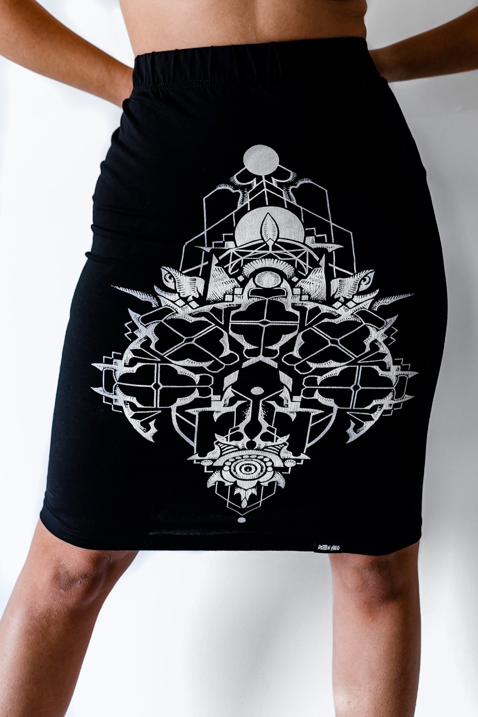 Constructive chaos elastic skirt